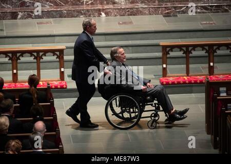 Ehemaliger Präsident George W. Bush drängt Rollstuhl seines Vaters, des ehemaligen Präsidenten George H.W. Bush, in der Trauerfeier für ehemalige First Lady Barbara Bush an der St. Martin's Episcopal Church in Houston. Stockfoto