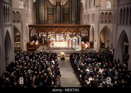 Ehemalige First Lady Barbara Bush drapierte Schatulle sitzt vor dem Altar in St. Martin's Episcopal Church in Houston während ihrer Trauerfeier für geladene Gäste. Stockfoto