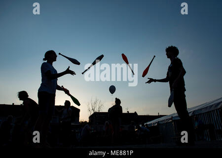Ostritz, Deutschland. 21. April 2018. Junge Menschen in ein "Fest des Friedens "Bekämpfung eine neo-nazi-Festival in der Nähe jonglieren. Foto: Nils Holgerson/dpa Quelle: dpa Picture alliance/Alamy Leben Nachrichten Quelle: dpa Picture alliance/Alamy leben Nachrichten Stockfoto