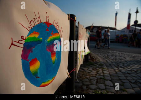 Ostritz, Deutschland. 21. April 2018. Ein Banner lautet: "Die Welt ist bunt' in einem 'Fest des Friedens "Bekämpfung eine neo-nazi-Festival in der Nähe. Foto: Nils Holgerson/dpa Quelle: dpa Picture alliance/Alamy Leben Nachrichten Quelle: dpa Picture alliance/Alamy leben Nachrichten Stockfoto