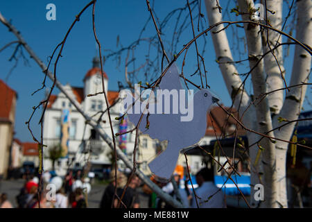 Ostritz, Deutschland. 21. April 2018. Ein wunschbaum steht an einem 'Fest des Friedens "Bekämpfung eine neo-nazi-Festival in der Nähe. Foto: Nils Holgerson/dpa Quelle: dpa Picture alliance/Alamy Leben Nachrichten Quelle: dpa Picture alliance/Alamy leben Nachrichten Stockfoto