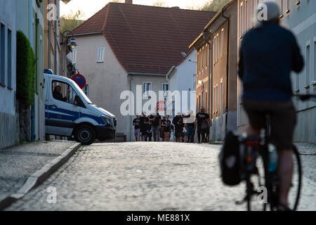Ostritz, Deutschland. 21. April 2018. Polizei eine Straße an einem 'Fest des Friedens "Bekämpfung eine neo-nazi-Festival in der Nähe. Foto: Nils Holgerson/dpa Quelle: dpa Picture alliance/Alamy Leben Nachrichten Quelle: dpa Picture alliance/Alamy leben Nachrichten Stockfoto