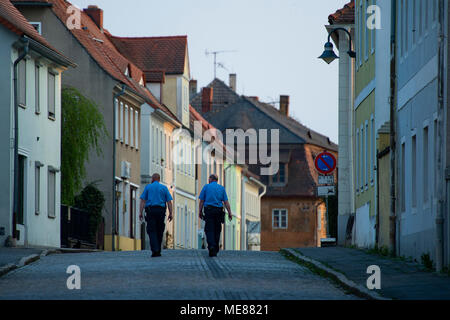 Ostritz, Deutschland. 21. April 2018. Zwei Polizisten sichern eine Straße an einem 'Fest des Friedens "Bekämpfung eine neo-nazi-Festival in der Nähe. Foto: Nils Holgerson/dpa Quelle: dpa Picture alliance/Alamy Leben Nachrichten Quelle: dpa Picture alliance/Alamy leben Nachrichten Stockfoto