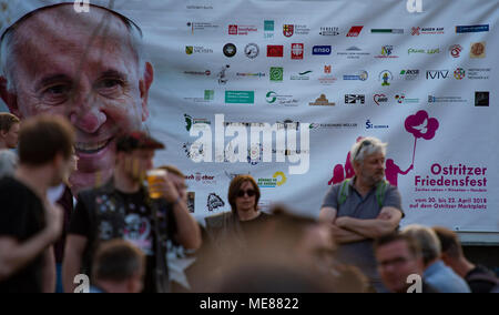 Ostritz, Deutschland. 21. April 2018. Ein Banner zeigt Papst Franziskus an einem 'Fest des Friedens "Bekämpfung eine neo-nazi-Festival in der Nähe. Foto: Nils Holgerson/dpa Quelle: dpa Picture alliance/Alamy Leben Nachrichten Quelle: dpa Picture alliance/Alamy leben Nachrichten Stockfoto