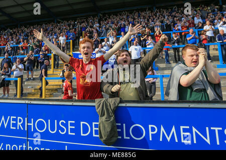 Halifax, Großbritannien. 21. April 2018. Nationale Liga, Halifax Town v Tranmere Rovers; Tranmere fans Go Wild als die Win 0-2 Credit: Aktuelles Bilder/Alamy leben Nachrichten Stockfoto