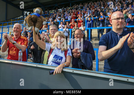 Halifax, Großbritannien. 21. April 2018. Nationale Liga, Halifax Town v Tranmere Rovers; Tranmere fans Go Wild als die Win 0-2 Credit: Aktuelles Bilder/Alamy leben Nachrichten Stockfoto