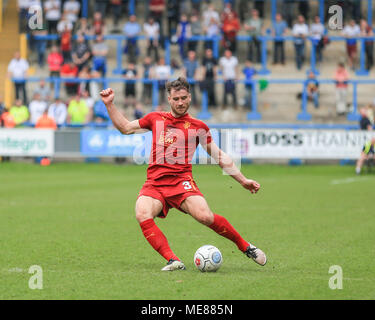 Halifax, Großbritannien. 21. April 2018. Nationale Liga, Halifax Town v Tranmere Rovers; Liam Ridehalgh der Tranmere Rovers kreuzt die Kugel in den Kasten Credit: Aktuelles Bilder/Alamy leben Nachrichten Stockfoto