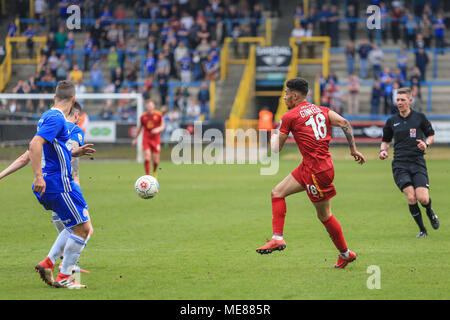 Halifax, Großbritannien. 21. April 2018. Nationale Liga, Halifax Town v Tranmere Rovers; Josh Ginnelly der Tranmere Rovers kreuzt die Kugel in den Kasten Credit: Aktuelles Bilder/Alamy leben Nachrichten Stockfoto