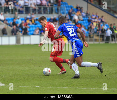 Halifax, Großbritannien. 21. April 2018. Nationale Liga, Halifax Town v Tranmere Rovers; Andy Koch der Tranmere Rovers bringt den Ball in den Kasten der Credit: Aktuelles Bilder/Alamy leben Nachrichten Stockfoto