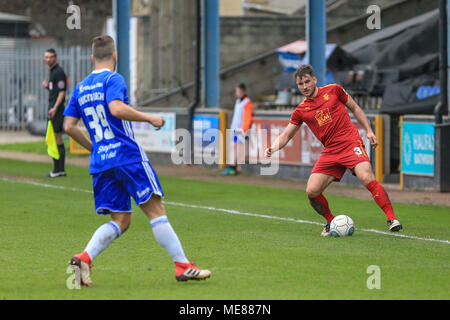 Halifax, Großbritannien. 21. April 2018. Nationale Liga, Halifax Town v Tranmere Rovers; Liam Ridehalgh der Tranmere Rovers hält den Ball im Spiel Credit: Aktuelles Bilder/Alamy leben Nachrichten Stockfoto