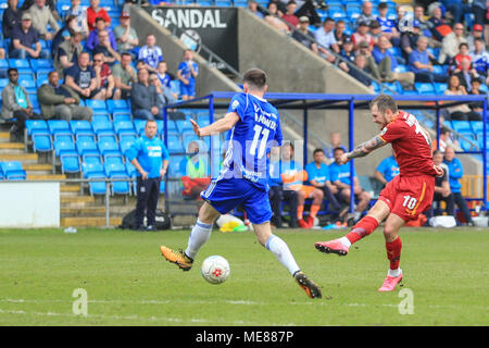 Halifax, Großbritannien. 21. April 2018. Nationale Liga, Halifax Town v Tranmere Rovers; James Norwood der Tranmere Rovers schießt auf Ziel und Ihre gespeicherte Kreditkarte: Aktuelles Bilder/Alamy leben Nachrichten Stockfoto