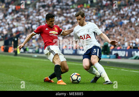 Alexis Sanchez von Manchester United und Jan Vertonghen von Tottenham Hotspur im FA Cup Semi Finale zwischen Manchester United und Tottenham Hotspur im Wembley Stadium am 21. April 2018 in London, England. (Foto von Leila Coker/phcimages.com) Stockfoto