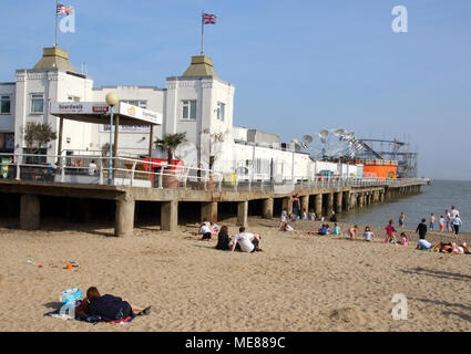 Clacton-on-Sea, Großbritannien, 21. April 2018. Mehr sonniges Wetter bringt die Besucher des traditionellen Badeort von Clacton-on-Sea, Essex am Samstag, 21. April 2018 Foto von Keith Mayhew Credit: KEITH MAYHEW/Alamy leben Nachrichten Stockfoto