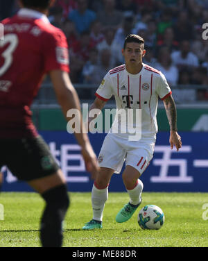 21 April 2018, Deutschland, Hannover: Fußball, Bundesliga, Hannover 96 vs FC Bayern München bei der HDI-Arena. Der Münchener James. Foto: Peter Steffen/dpa - WICHTIGER HINWEIS: Aufgrund der Deutschen Fußball Liga (DFL) · s Akkreditierungsregeln, Veröffentlichung und Weiterverbreitung im Internet und in online Medien ist während des Spiels zu 15 Bildern pro Spiel beschränkt Stockfoto