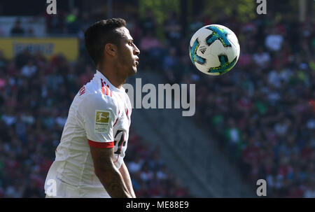 21 April 2018, Deutschland, Hannover: Fußball, Bundesliga, Hannover 96 vs FC Bayern München bei der HDI-Arena. Der Münchener Thiago. Foto: Peter Steffen/dpa - WICHTIGER HINWEIS: Aufgrund der Deutschen Fußball Liga (DFL) · s Akkreditierungsregeln, Veröffentlichung und Weiterverbreitung im Internet und in online Medien ist während des Spiels zu 15 Bildern pro Spiel beschränkt Stockfoto