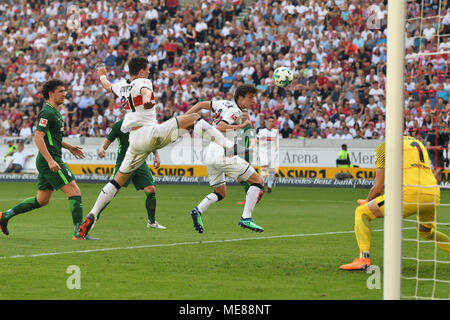 Goalchance Mario GOMEZ (VFB Stuttgart) und Benjamin Pavard (VFB Stuttgart), Aktion, strafraum Szene. Fussball 1. 1. Fussballbundesliga, 31. Spieltag, Spieltag 31, VfB Stuttgart - SV Werder Bremen 2-0, am 21/04/2018 in Stuttgart/Deutschland. MERCEDES BENZ ARENA. | Verwendung weltweit Stockfoto