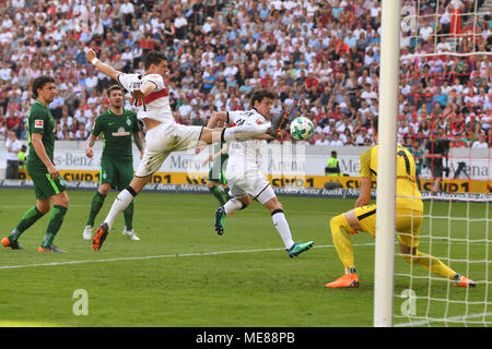 Goalchance Mario GOMEZ (VFB Stuttgart) und Benjamin Pavard (VFB Stuttgart), Aktion, strafraum Szene. Fussball 1. 1. Fussballbundesliga, 31. Spieltag, Spieltag 31, VfB Stuttgart - SV Werder Bremen 2-0, am 21/04/2018 in Stuttgart/Deutschland. MERCEDES BENZ ARENA. | Verwendung weltweit Stockfoto