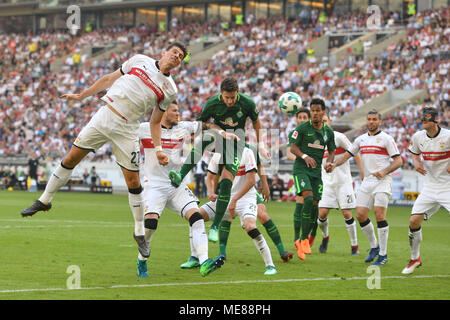 Goalchance Marco FRIEDL (Werder Bremen), Header, Aktion, Duelle gegen Mario GOMEZ (VFB Stuttgart, links). Fussball 1. 1. Fussballbundesliga, 31. Spieltag, Spieltag 31, VfB Stuttgart - SV Werder Bremen 2-0, am 21/04/2018 in Stuttgart/Deutschland. MERCEDES BENZ ARENA. | Verwendung weltweit Stockfoto