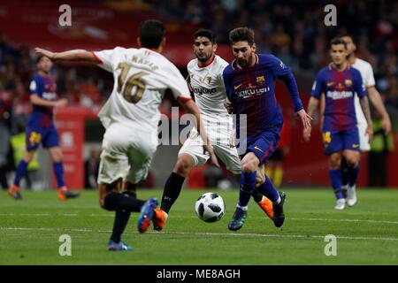 Madrid, 21. April: Lionel Messi vom FC Barcelona in Aktion mit Banega während des 2017/2018 Copa SM El Rey match Finale zwischen dem FC Barcelona und FC Sevilla an Wanda Metropolitano am 21. April 2018 in Madrid, Spanien. Stockfoto