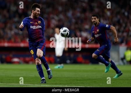 Madrid, 21. April: Lionel Messi vom FC Barcelona Uhren die Kugel während des 2017/2018 Copa SM El Rey match Finale zwischen dem FC Barcelona und FC Sevilla an Wanda Metropolitano am 21. April in Madrid, Spanien 2018. Stockfoto