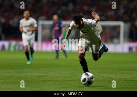 Madrid, 21. April: Jesus Navas läuft hinter die Kugel während der 2017/2018 Copa SM El Rey match Finale zwischen dem FC Barcelona und FC Sevilla an Wanda Metropolitano am 21. April 2018 in Madrid, Spanien. Stockfoto