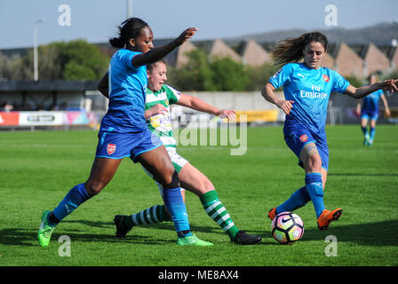 Weston-super-Mare, Großbritannien, 21. April 2018. Lea Burridge von Yeovil erstreckt sich auf den Ball erreichen vor Danielle Carter & Danielle Van de Donk von Arsenal während der WSL Übereinstimmung zwischen Yeovil Town Damen FC Arsenal Frauen an der Woodspring Stadion. © David Rebhuhn/Alamy leben Nachrichten Stockfoto