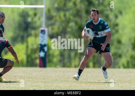 Southern Pines, N. C, USA. 13 Apr, 2018. April 21, 2018 - Southern Pines, N.C., USA - Southern Pines große Kegel Emerson Bessell in Aktion gegen die Atlanta Renegades Rugby Football Club, im Carolinas geographische Rugby Union Meisterschaft an den Nationalen Athletisches Dorf. Southern Pines besiegt Atlanta, 46-18, der Division 2 Carolina Union Meisterschaft zu behaupten. Beide Mannschaften auf die Südmeisterschaft, Mai 5-6, zusammen mit den Teams aus Florida, Georgia und True South die Gewerkschaften, wie der Weg zu einem nationalen Abteilung 2 Titel fort. Credit: Timothy L. Hale/ZUMA Draht/Alamy leben Nachrichten Stockfoto