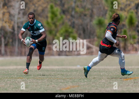 Southern Pines, N. C, USA. 13 Apr, 2018. April 21, 2018 - Southern Pines, N.C., USA - Southern Pines große Kegel Jone Koronihagana hat viel mit Raum für ein Versuch gegen die Atlanta Renegades Rugby Football Club, im Carolinas geographische Rugby Union Meisterschaft an den Nationalen Athletisches Dorf. Southern Pines besiegt Atlanta, 46-18, der Division 2 Carolina Union Meisterschaft zu behaupten. Beide Mannschaften auf die Südmeisterschaft, Mai 5-6, zusammen mit den Teams aus Florida, Georgia und True South die Gewerkschaften, wie der Weg zu einem nationalen Abteilung 2 Titel fort. (Bild: © Timothy L. Stockfoto