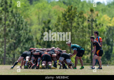 Southern Pines, N. C, USA. 13 Apr, 2018. April 21, 2018 - Southern Pines, N.C., USA - Southern Pines große Kegel Zach Miller Feeds die Kugel in die Scrum gegen die Atlanta Renegades Rugby Football Club, im Carolinas geographische Rugby Union Meisterschaft an den Nationalen Athletisches Dorf. Southern Pines besiegt Atlanta, 46-18, der Division 2 Carolina Union Meisterschaft zu behaupten. Beide Mannschaften auf die Südmeisterschaft, Mai 5-6, zusammen mit den Teams aus Florida, Georgia und True South die Gewerkschaften, wie der Weg zu einem nationalen Abteilung 2 Titel fort. (Bild: © Timothy L. Hale über ZUMA Stockfoto