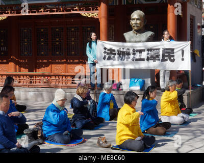 Montreal, Kanada, 21. April 2018. Falun Gong Mitglieder in Montreal treffen sich, um zu meditieren und das Bewusstsein auf die Verfolgung von Falun Gong in China gewinnen und angeblichen Organ harvesting. Credit: Richard prudhomme/Alamy leben Nachrichten Stockfoto