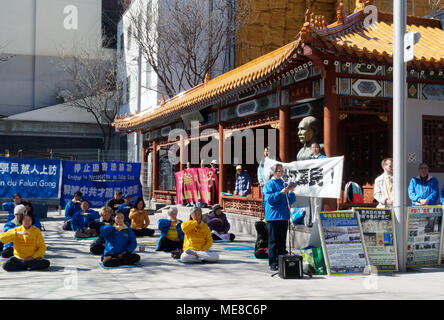 Montreal, Kanada, 21. April 2018. Falun Gong Mitglieder in Montreal treffen sich, um zu meditieren und das Bewusstsein auf die Verfolgung von Falun Gong in China gewinnen und angeblichen Organ harvesting. Credit: Richard prudhomme/Alamy leben Nachrichten Stockfoto