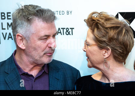 New York, USA, 21. April 2018. Schauspieler Alec Baldwin und Annette Bening nehmen an der Premiere von "Die Möwe" im Tribeca Film Festival 2018 in New York City. Foto von Enrique Ufer/Alamy leben Nachrichten Stockfoto