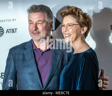 New York, USA, 21. April 2018. Schauspieler Alec Baldwin und Annette Bening nehmen an der Premiere von "Die Möwe" im Tribeca Film Festival 2018 in New York City. Foto von Enrique Ufer/Alamy leben Nachrichten Stockfoto