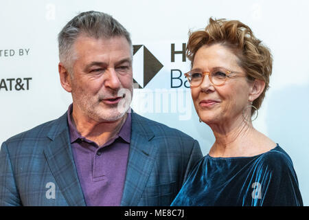 New York, USA, 21. April 2018. Schauspieler Alec Baldwin und Annette Bening nehmen an der Premiere von "Die Möwe" im Tribeca Film Festival 2018 in New York City. Foto von Enrique Ufer/Alamy leben Nachrichten Stockfoto