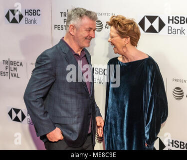 New York, USA, 21. April 2018. Alec Baldwin und Annette Bening sprechen auf dem roten Teppich, wie sie die Premiere von "Die Möwe" im Tribeca Film Festival 2018 in New York City besuchen. Foto von Enrique Ufer/Alamy leben Nachrichten Stockfoto