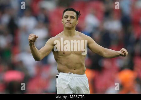 London, Großbritannien. 21 Apr, 2018. Von Manchester United Alexis Sanchez feiert den Gewinn der FA-Cup Halbfinale zwischen Manchester United und Tottenham Hotspur im Wembley Stadion in London, Großbritannien, 21. April 2018. Manchester United gewann 2-1 und der endgültigen erweitert. Quelle: Tim Irland/Xinhua/Alamy leben Nachrichten Stockfoto
