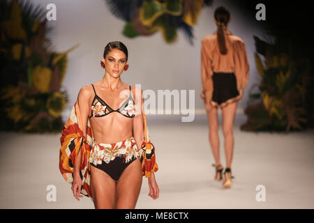 Sao Paulo, Brasilien. 21 Apr, 2018. Modelle Kreationen der Marke "Agua de Coco" während der 45. Ausgabe des São Paulo Fashion Week, in Sao Paulo, Brasilien, am 21. April 2018. Credit: Rahel Patrasso/Xinhua/Alamy leben Nachrichten Stockfoto