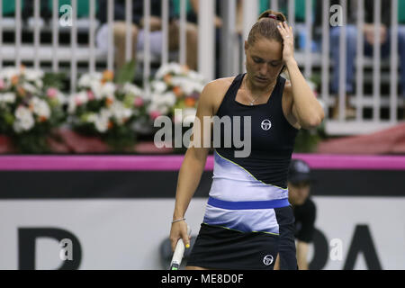 Montreal, Kanada, 21. April 2018. Kateryna Bondarenko aus der Ukraine reagiert, nachdem er einen Punkt gegen gegen Eugenie Bouchard von Kanada in der Fed Cup Weltgruppe II Play-off-Partie Tennis in Montreal, Quebec, Kanada am Samstag, 21. April 2018. Credit: Dario Ayala/Alamy leben Nachrichten Stockfoto