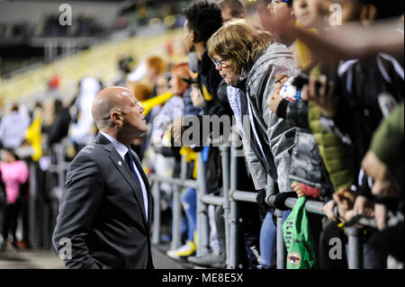 Samstag, 21. April 2018: New England Revolution Haupttrainer, Brad Friedel im Gespräch mit Fans nach dem Spiel zwischen den New England Revolution und Columbus Crew SC an MAPFRE Stadium, in Columbus, OH. Kerbe - Columbus Crew SC 2 - New England Revolution 2. Obligatorische Photo Credit: Dorn Byg/CSM Stockfoto