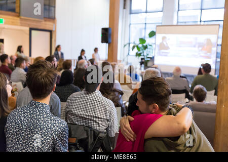 Seattle, Washington, USA, 21. April 2018. Unterstützer versammelten sich in Pramila Jayapal's Re-Wahlkampf Start am Die Nietmaschine in der Capitol Hill. Die progressive etablierten Vertreter Washingtons 7th congressional District ist ein aufsteigender Stern in der Demokratischen Partei und der erste Inder - Frau im US-Repräsentantenhaus zu dienen. Credit: Paul Christian Gordon/Alamy leben Nachrichten Stockfoto