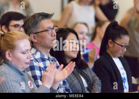 Seattle, Washington, USA, 21. April 2018. Unterstützer versammelten sich in Pramila Jayapal's Re-Wahlkampf Start am Die Nietmaschine in der Capitol Hill. Die progressive etablierten Vertreter Washingtons 7th congressional District ist ein aufsteigender Stern in der Demokratischen Partei und der erste Inder - Frau im US-Repräsentantenhaus zu dienen. Credit: Paul Christian Gordon/Alamy leben Nachrichten Stockfoto