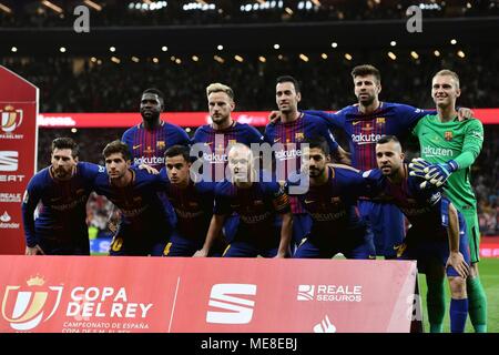 Madrid, Spanien. 21 Apr, 2018. Spieler von Barcelona Line up vor dem spanischen König Cup Finale zwischen dem FC Barcelona und Sevilla in Madrid, Spanien, am 21. April 2018. FC Barcelona behauptete den Titel durch das Besiegen von Sevilla mit 5-0. Quelle: Guo Qiuda/Xinhua/Alamy leben Nachrichten Stockfoto