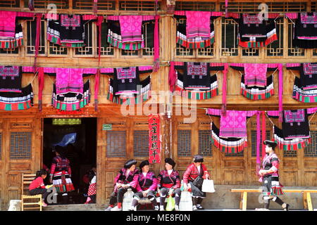 Peking, China. 18 Apr, 2018. Foto genommen, am 18. April 2018 zeigt bunte gestickte Kleider auf Gestelzte Gebäude von den Frauen von Yao ethnische Gruppe während der Feier des Festivals an Huangluo Dorf Longji Stadt Longsheng, South China Guangxi Zhuang autonomen Region eine Yue San'aufgehängt. Credit: Wang Zichuang/Xinhua/Alamy leben Nachrichten Stockfoto