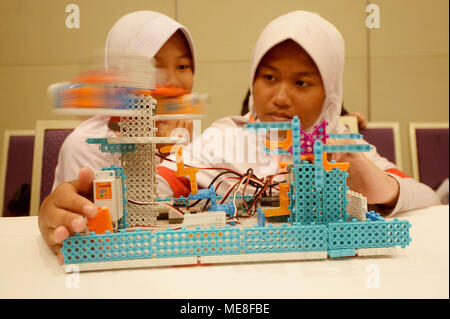 South Tangerang, Indonesien. 22 Apr, 2018. Zwei Mädchen bereiten ihre Roboter während der indonesischen Jugend Robotik Wettbewerb (IYRC) im Süden Tangerang, Indonesien, am 22. April 2018. Hunderte von Teilnehmern, vom Kindergarten Kinder Senior High School Schüler, nahmen an der Veranstaltung teil. Credit: Agung Kuncahya B./Xinhua/Alamy leben Nachrichten Stockfoto