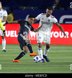 Los Angeles, Kalifornien, USA. 21 Apr, 2018. Atlanta USA midfieder Ezequiel Barco (8) Mias mit mittelfeldspieler Perry Küche Los Angeles Galaxy (2) während der 2018 Major League Soccer (MLS) Übereinstimmung zwischen Los Angeles Galaxy und Atlanta United in Carson, Kalifornien, 21. April 2018. Atlanta United gewann 2-0. Credit: Ringo Chiu/ZUMA Draht/Alamy leben Nachrichten Stockfoto