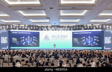 Fuzhou, Provinz Fujian in China. 22 Apr, 2018. Teilnehmer die erste Digitale China Gipfel in Fuzhou, der Hauptstadt der Provinz Fujian im Südosten Chinas, 22. April 2018. Credit: Song Weiwei/Xinhua/Alamy leben Nachrichten Stockfoto