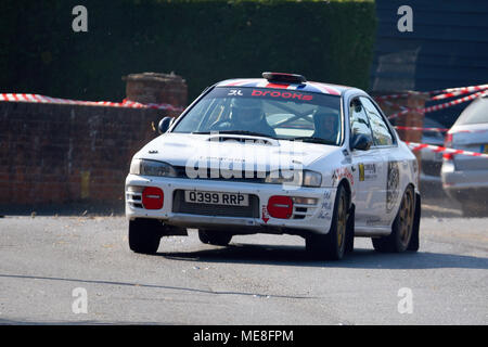 Durch eine Änderung des Straßenverkehrsgesetzes konnte erstmals in England Motorsport auf geschlossenen öffentlichen Autobahnen stattfinden. Die Corbeau Seats Rally, organisiert vom Chelmsford Motor Club um Tendring und Clacton, Essex, Großbritannien. Rallyefahrzeug auf der Bühne Stockfoto