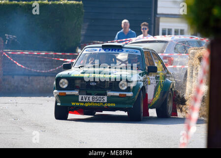 Durch eine Änderung des Straßenverkehrsgesetzes konnte erstmals in England Motorsport auf geschlossenen öffentlichen Autobahnen stattfinden. Die Corbeau Seats Rally, organisiert vom Chelmsford Motor Club um Tendring und Clacton, Essex, Großbritannien. Rallyefahrzeug auf der Bühne Stockfoto