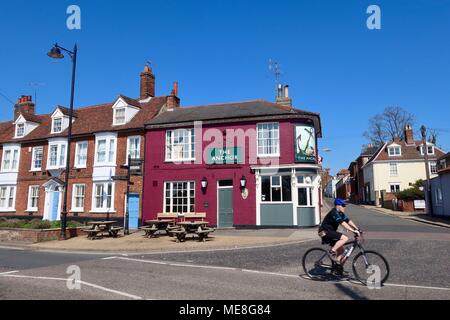 Woodbridge, Suffolk, Großbritannien, 22. April 2018. UK Wetter: Blasenbildung heißen, sonnigen Morgen für einen Radfahrer in Woodbridge, Suffolk. Stockfoto
