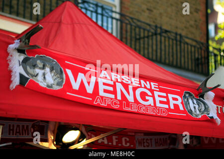 London, UK, 22. April 2018. Eine Arsene Wenger Schal hängt von einem Arsenal merchandise Stall. Premier League match, Arsenal V West Ham United im Emirates Stadium in London am Sonntag, den 22. April 2018. Dieses Bild dürfen nur für redaktionelle Zwecke verwendet werden. Nur die redaktionelle Nutzung, eine Lizenz für die gewerbliche Nutzung erforderlich. Keine Verwendung in Wetten, Spiele oder einer einzelnen Verein/Liga/player Publikationen. pic von Steffan Bowen/Andrew Orchard sport Fotografie/Alamy Live news Credit: Andrew Orchard sport Fotografie/Alamy leben Nachrichten Stockfoto